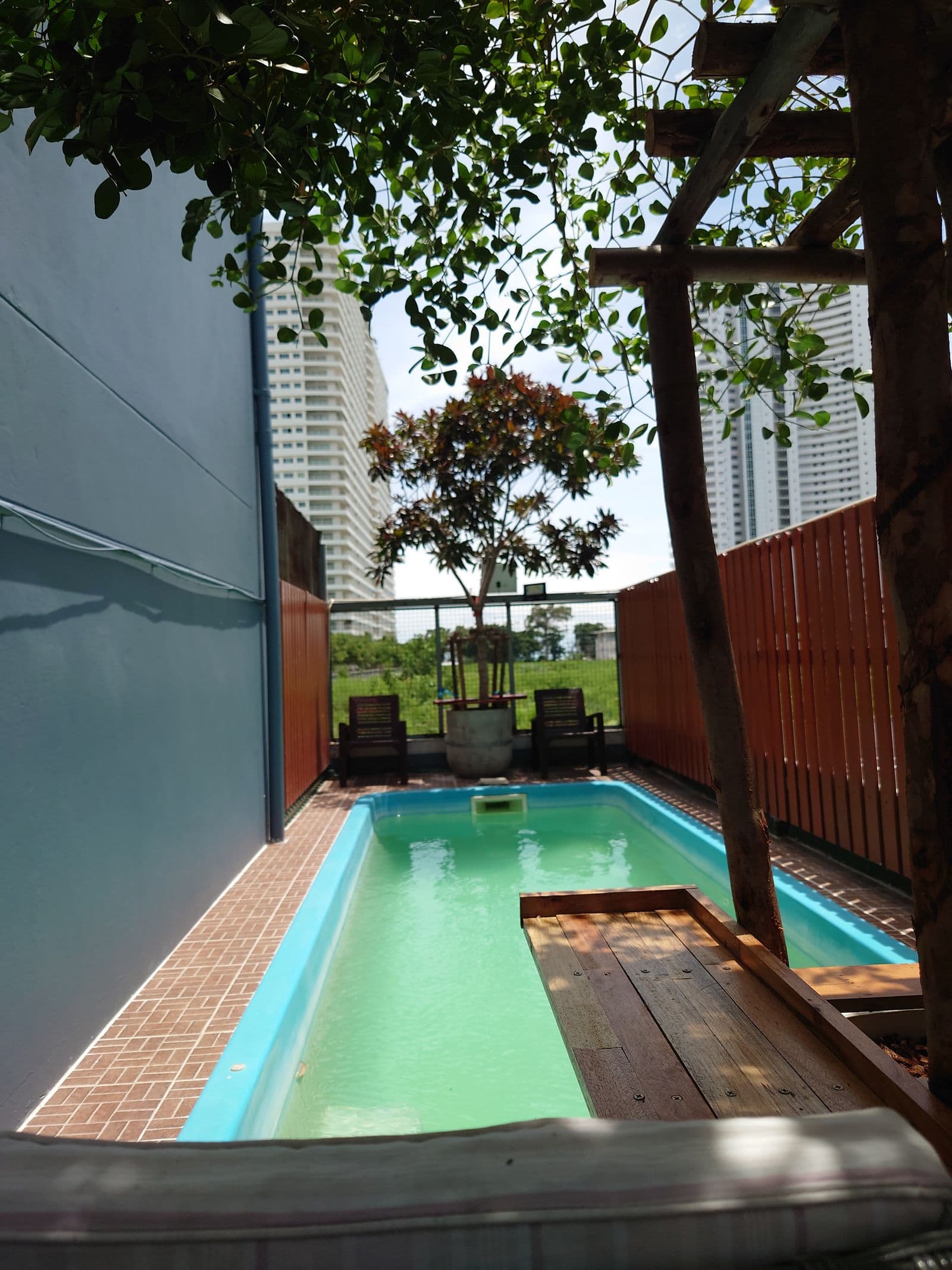 สระว่ายน้ำที่ Baan der Bruyn จอมเทียน — swimming pool at the guesthouse near Jomtien Beach